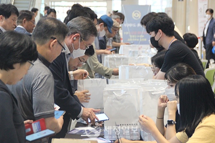 중부세무사회원들이 투표를 하기위해 자신의 등록번호 등으로 확인하고 있다.