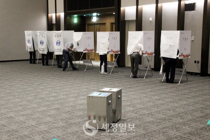 중부세무사회원들이 차기 세무사회장을 선출하는 투표를 하고 있다.