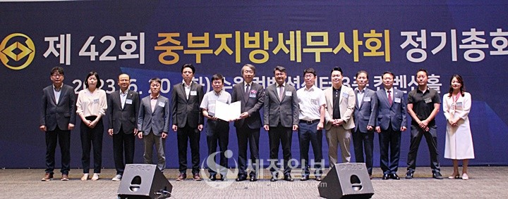 김진현 중부지방국세청장 표창장을 김오영 중부청 성실납세지원국장이 수상자들에게 전달했다. 