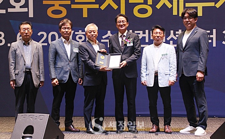 경기도지사 표창장을 받은 수상자들.