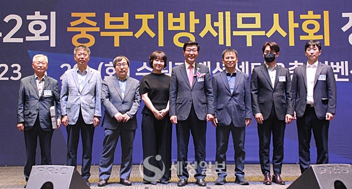 원경희 한국세무사회장이 공로상을 받은 수상자들과 기념촬영을 하고 있다.