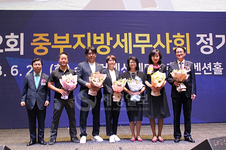 이중건 신임 중부지방세무사회장이 유영조 직전 회장을 비롯한 임원들에게 꽃다발을 전달했다. 