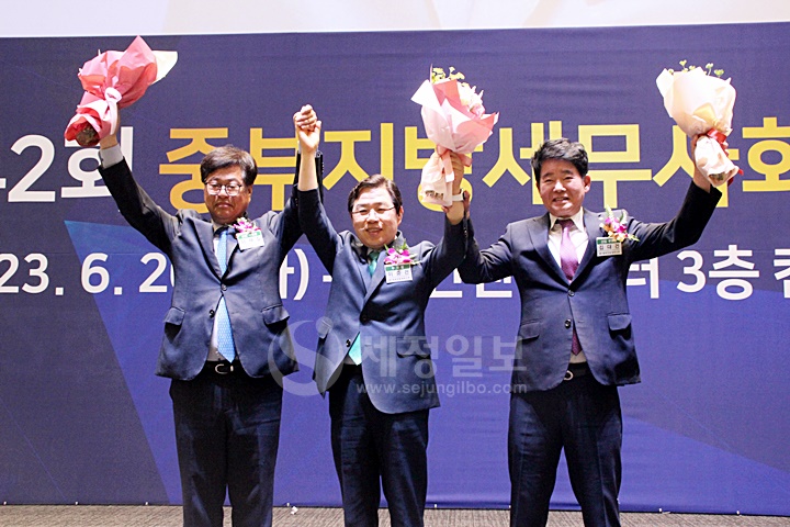 신임 이중건 중부지방세무사회장(중앙)과 이재실 부회장(좌), 김대건 부회장(우)이 당선 축하 꽃다발을 들고 감사인사를 전하고 있다.