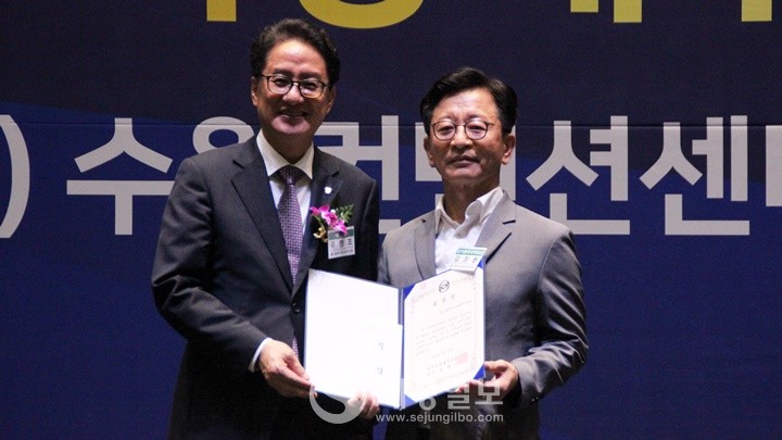 김장환 회장(우)이 이끄는 경기광주지역세무사회가 유영조 중부지방세무사회장(좌)으로부터 표창장을 받았다.