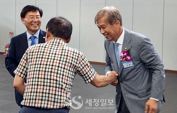 신광순(우), 구광회 감사후보(좌)가 인천회원들과 반갑게 악수하고 있다.