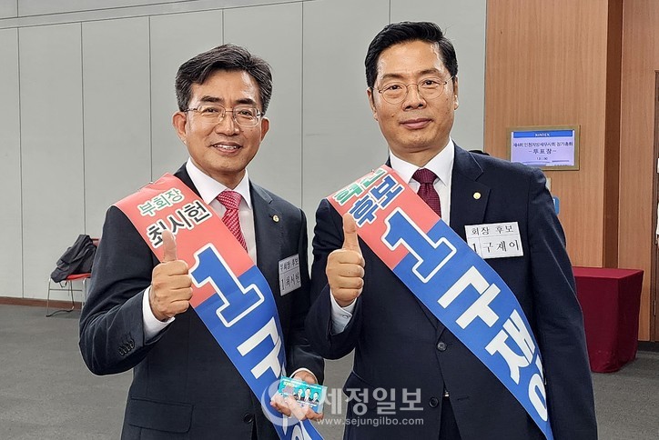 기호1번 구재이 후보와 친구인 최시헌 연대부회장 후보가 세정일보 카메라를 향해 포즈를 취했다.