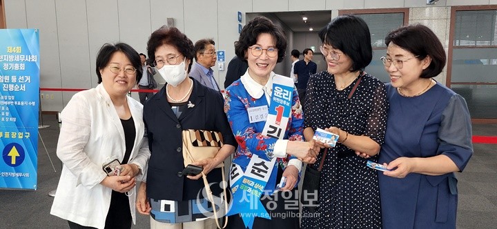 김겸순 윤리위원장 후보가 인천지역 여성세무사들과 함께 세정일보 카메라에 포즈를 취했다.