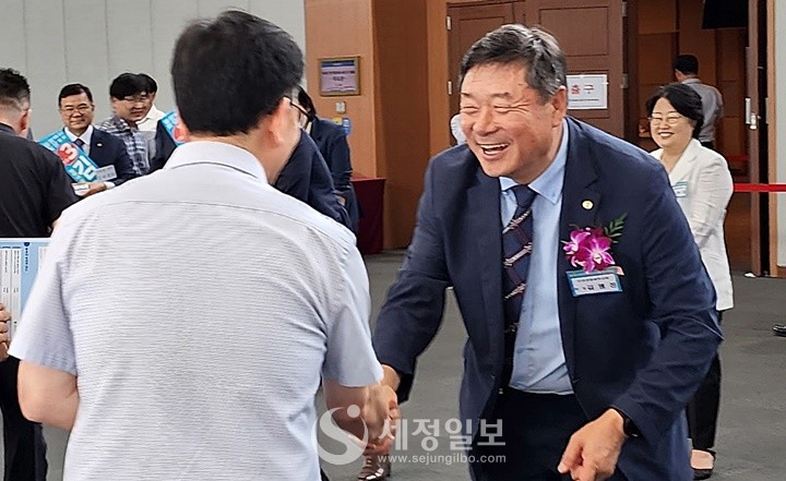 김명진 인천세무사회장이 회원들을 맞이하고 있다.