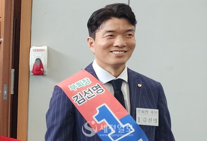 구재이 후보의 연대부회장 후보인 김선명 세무사가 인천회원들을 맞이하고 있다.