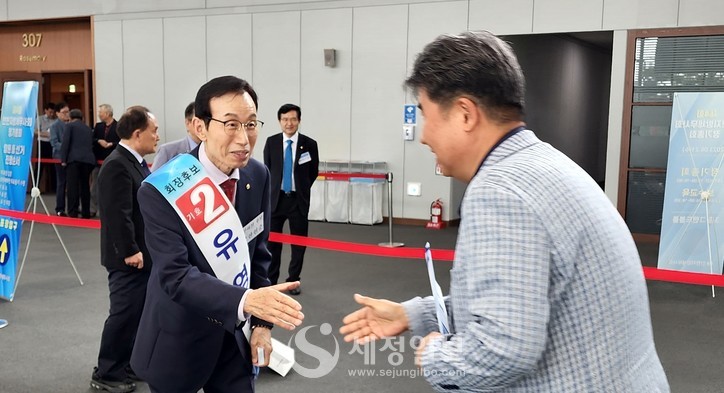 유영조 후보의 연대부회장 후보인 한헌춘 세무사가 인천세무사들을 반갑게 맞이하고 있다.