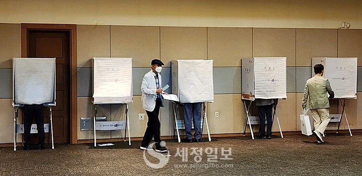 인천세무사들이 소중한 한표를 행사하고 있다.