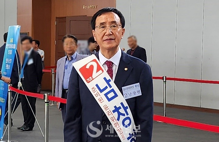 '준비된 윤리위원장'이라고 쓴 어깨띠를 두르고 인천회원들을 맞이하고 있는 남창현 윤리위원장 후보.