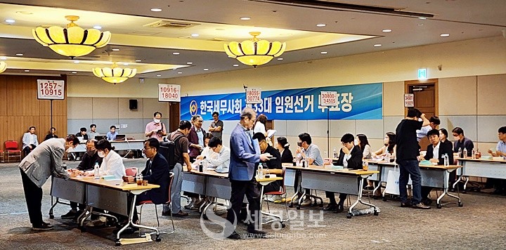 21일 인천세무사회 투표장입구에서 회원들이 투표용지를 배부받고 있다.