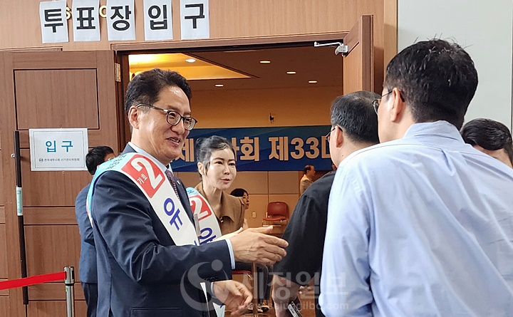 기호2번 유영조 후보와 곽장미 연대부회장 후보가 인천회원들 반갑게 맞이하고 있다.