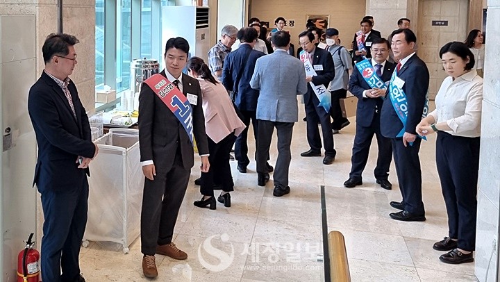 한국세무사회 임원선거가 실시된 대전 선샤인호텔 그랜드볼룸에 후보자들이 회원을 맞이하고 있다.