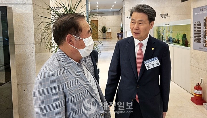 세무사회 임원선거 투표가 실시된 대전 선샤인호텔 입구에서 정구정 전 회장이 참석해 회원들과 인사를 나눴다.