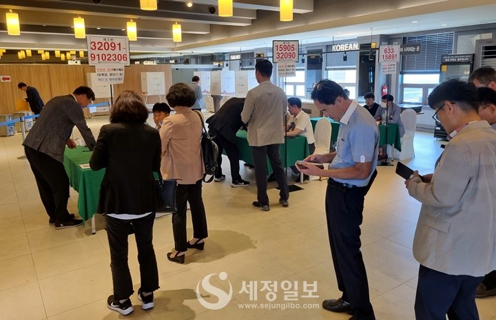 대전세무사회 회원들이 세무사회 임원선거 투표에 참여하고 있다.