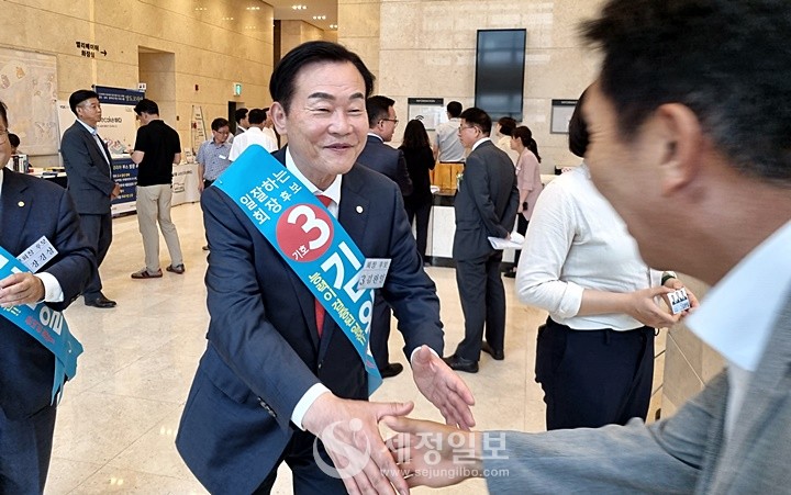 기호3번 김완일 세무사회장 후보가 대전회원에게 한표를 호소하고 있다.