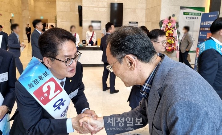 기호2번 유영조 세무사회장 후보가 대전회원을 맞이하고 있다.