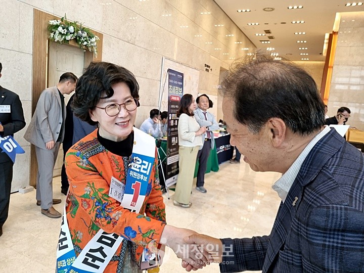 기호1번 김겸순 윤리위원장 후보가 대전회원에게 인사를 건네고 있다.
