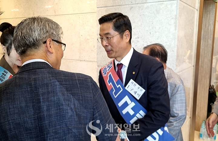 기호1번 구재이 세무사회장 후보가 선거운동을 펼치고 있다.