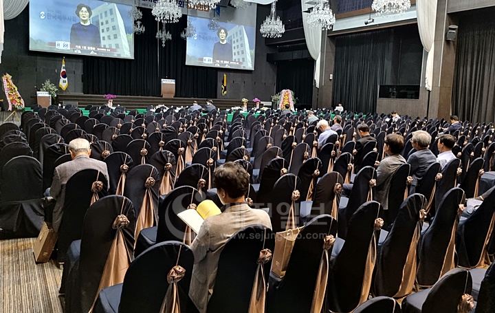 동영상으로 소견발표가 진행되고 있으나 참여자는 많지 않다.