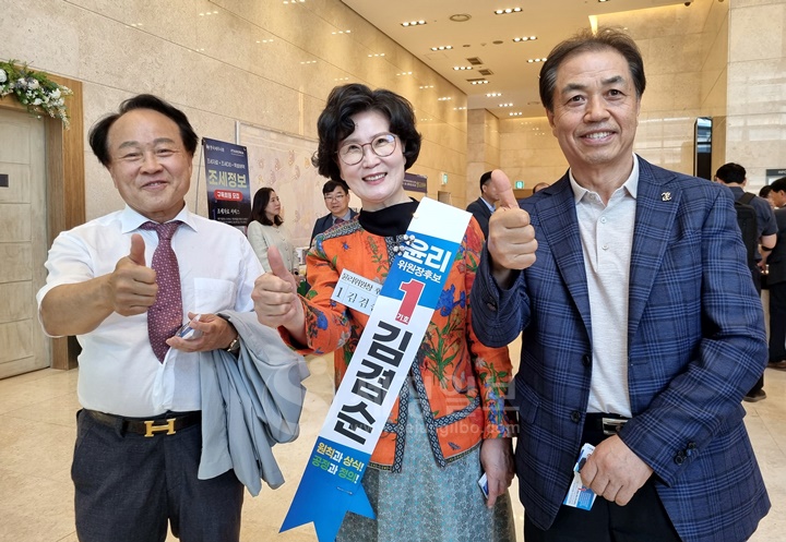 대전세무사들과 함께하고 있는 김겸순 윤리위원장 후보.