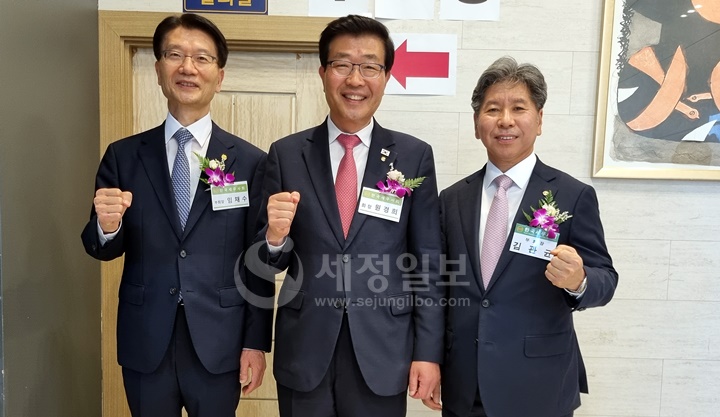 대전세무사회원들을 맞이하고 있는 (좌측부터) 한국세무사회 임채수 부회장, 원경희 회장, 김관균 부회장