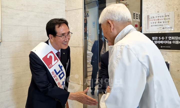 기호2번 남창현 윤리위원장 후보가 대전회원과 악수를 나누고 있다.