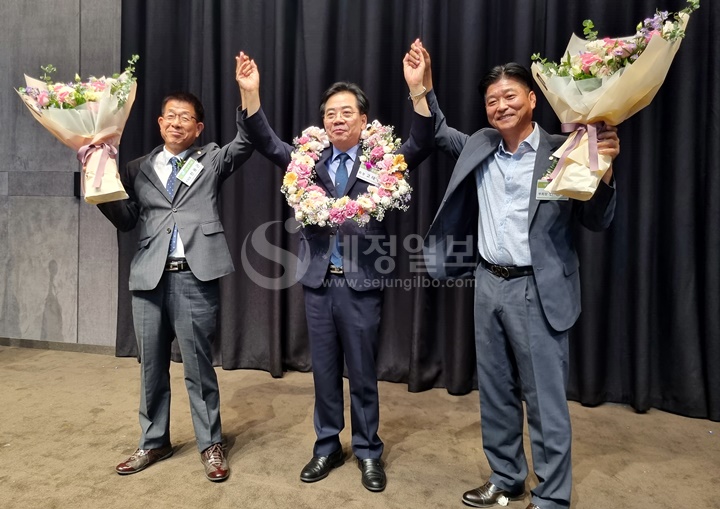 연임에 성공한 고태수 대전지방세무사회장이 전용근 부회장(좌), 안상규 부회장(우)과 함께 기뻐하고 있다.