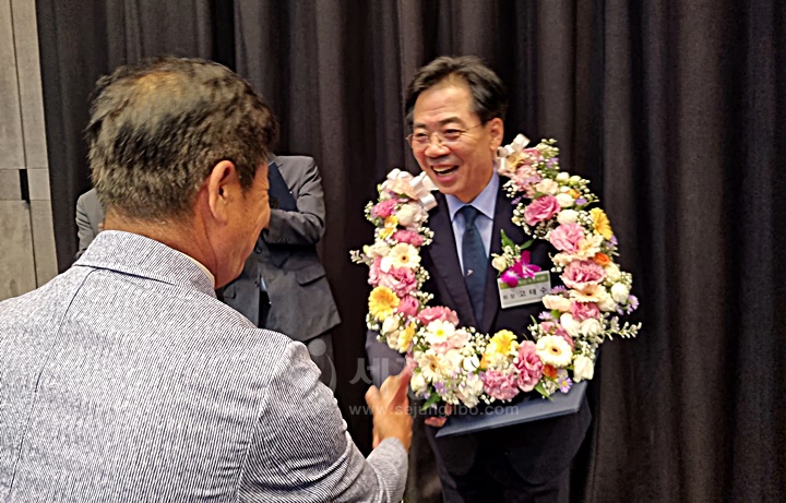 고태수 대전지방세무사회장이 연임 성공 축하인사를 받고 있다.