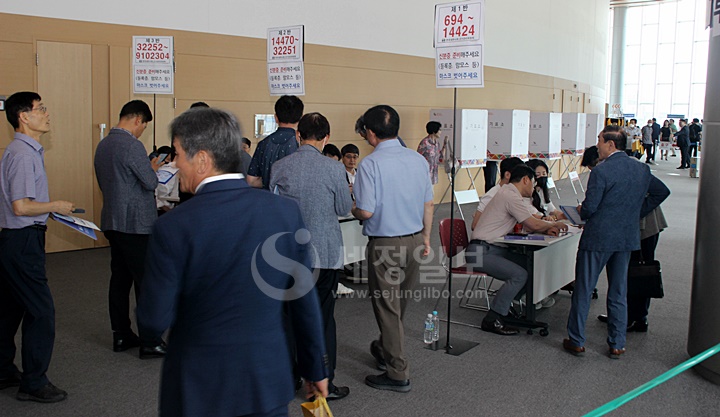 광주지방세무사회 회원들이 소중한 한 표를 행사하기 위해 투표용지를 받고 있다.