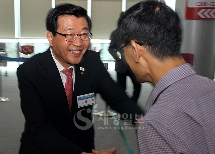 원경희 한국세무사회장이 광주지방세무사회 회원들을 반갑게 맞이하고 있다.