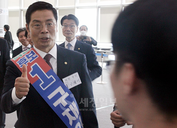 구재이 회장후보가 기호1번을 표시하며 한 표를 호소하고 있다.