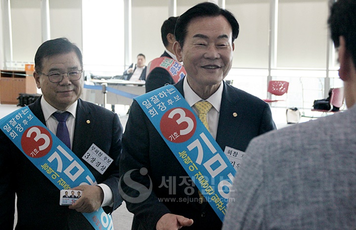 김완일 회장 후보와 장경상 연대부회장 후보(좌)가 광주회원들을 만나고 있다.