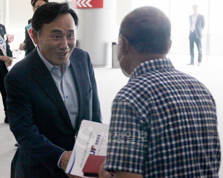 김상철 전 한국세무사회 윤리위원장이 광주를 찾아 회원들을 만나고 있다.