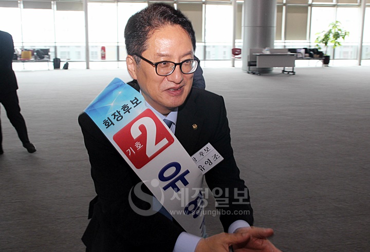 기호2번 유영조 회장 후보가 광주회원들을 만나고 있다.