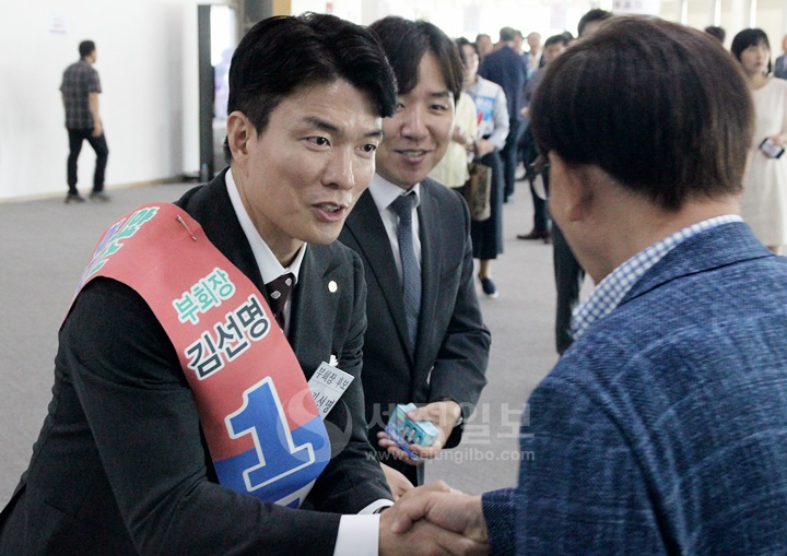 기호1번 구재이 후보의 김선명 연대부회장 후보.