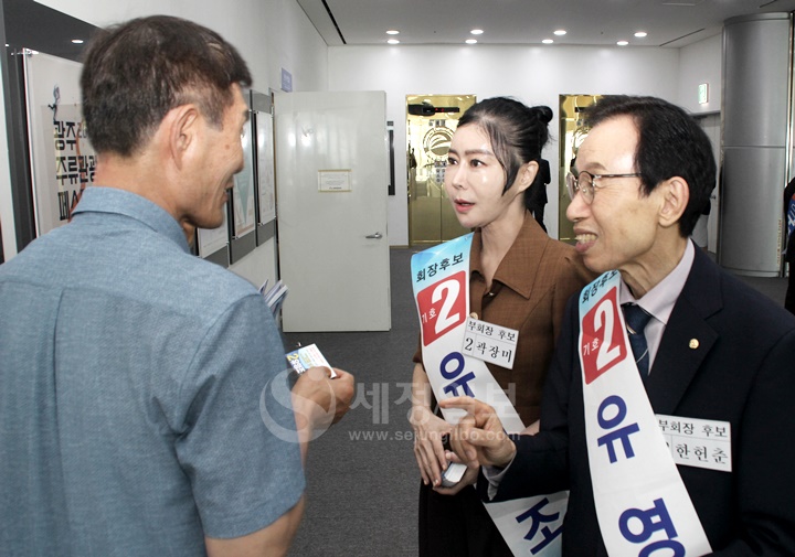 기호2번 유영조 후보의 연대부회장 한헌춘 후보(우)와 곽장미 후보가 광주회원들을 만나고 있다.