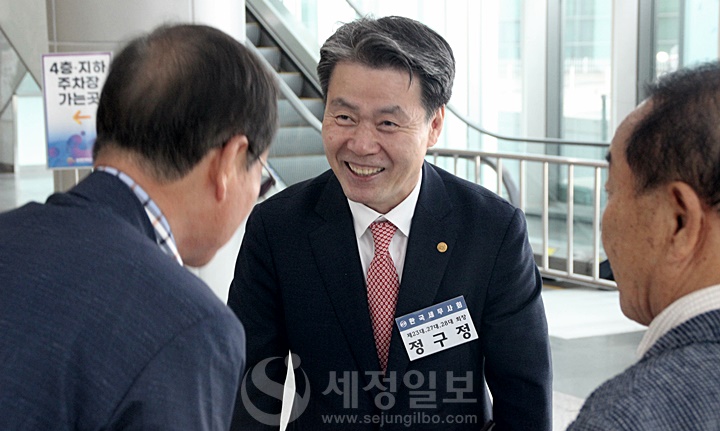 정구정 전 한국세무사회장이 광주회원들과 인사를 나누고 있다.