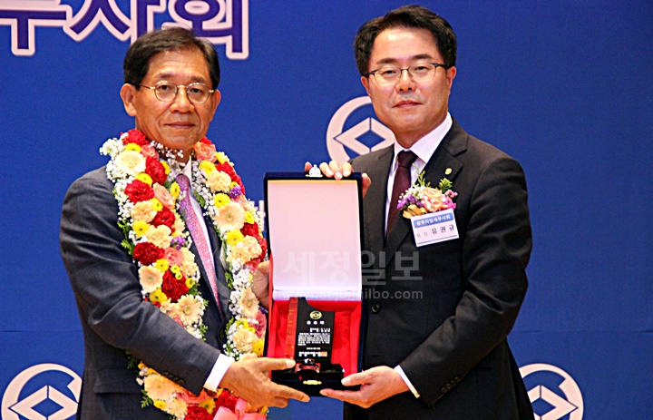 유권규 직전 광주지방세무사회장(우) 공로패를 받고 있다.