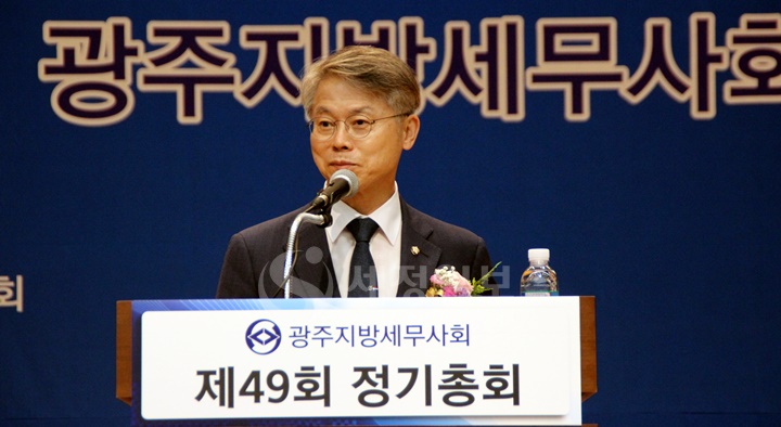 더불어민주당 민형배 의원이 축사를 하고 있다.