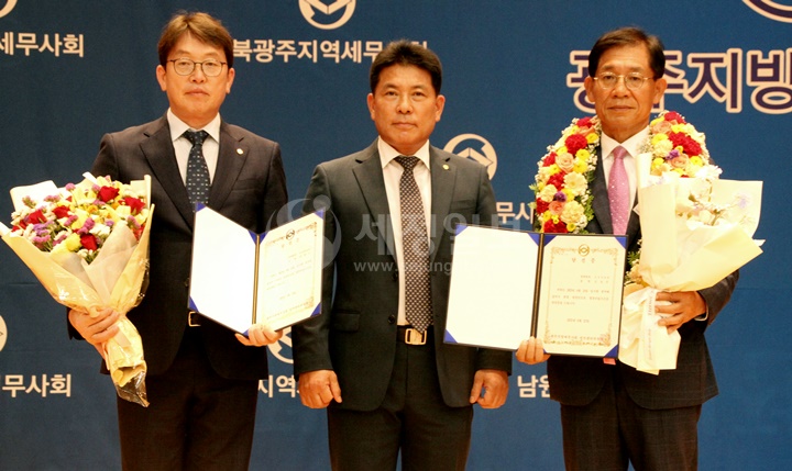 김성후 신임 광주지방세무사회장(우)과 최현노 부회장(좌)이 당선증과 축하 꽃다발을 받고 있다.