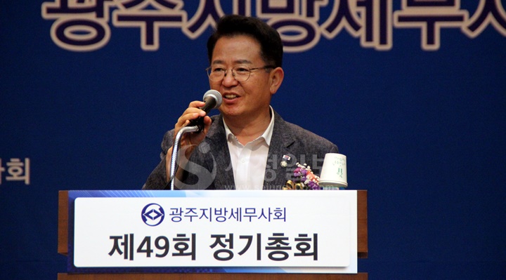 더불어민주당 이용빈 국회의원이 축사를 하고 있다.