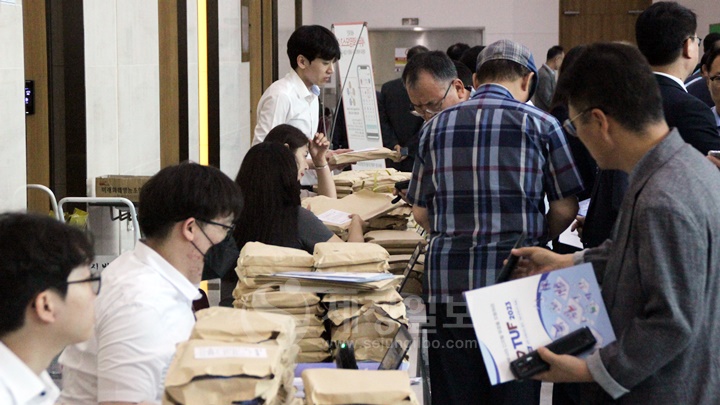 26일 부산벡스코에서 열린 제33대 한국세무사회 임원선거를 위해 부산세무사회원들이 등록을 하고 있다.