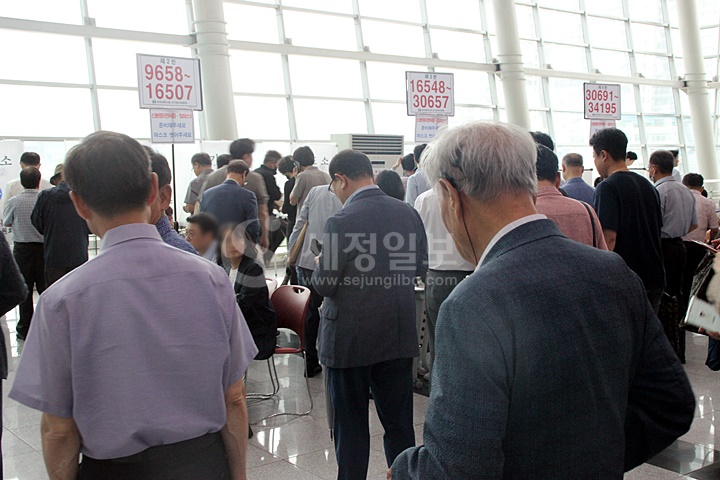 부산세무사들이 소중한 한표를 위해 투표용지를 배부받고 있다.