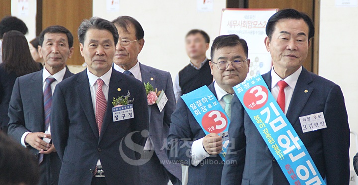이번 선거에서 김완일 후보를 지지하고 있는 정구정 전 세무사회장이 김완일 후보측에서 부산회원들에게 인사하고 있다.