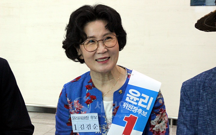 김겸순 윤리위원장 후보가 부산세무사들을 맞이하고 있다.