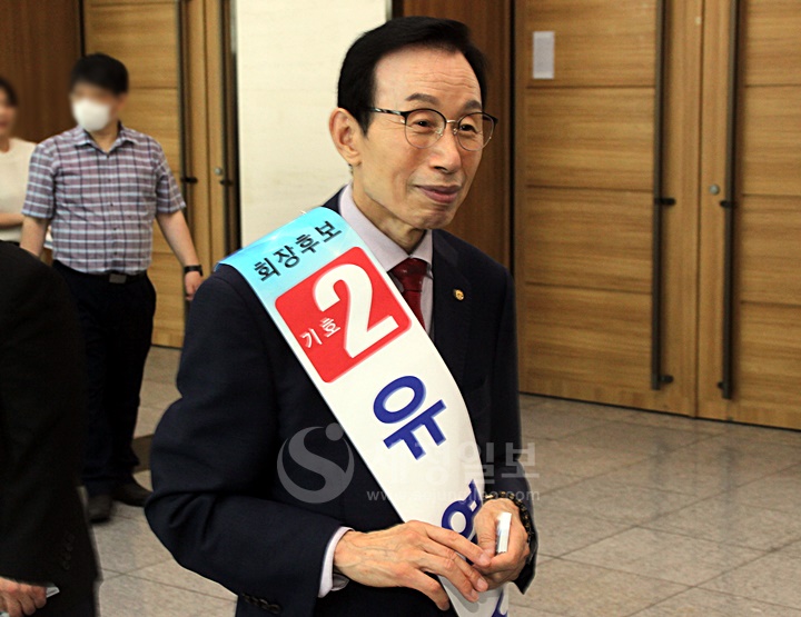 유영조 후보의 부회장 연대후보인 한헌춘 세무사가 부산세무사들에게 인사하고 있다. 