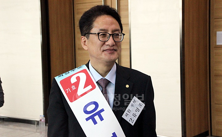 기호2번 유영조 후보가 부산세무사들을 맞이하고 있다.